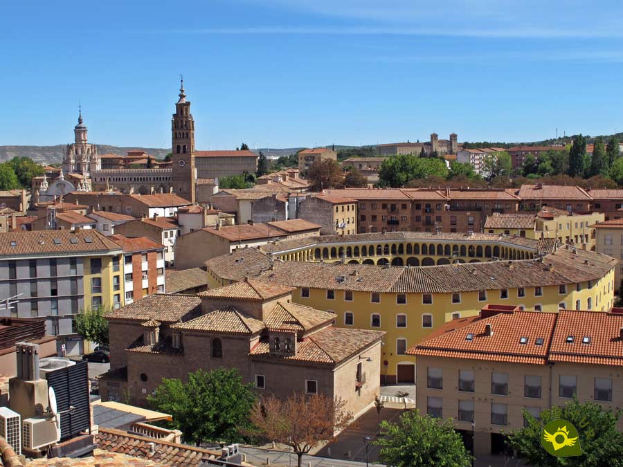 Plaza de toros octogonal y al fondo la catedral en Tarazona