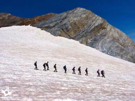 Cordada de 10 personas descendiendo el glaciar sin crampones... Foto ©Carmelo