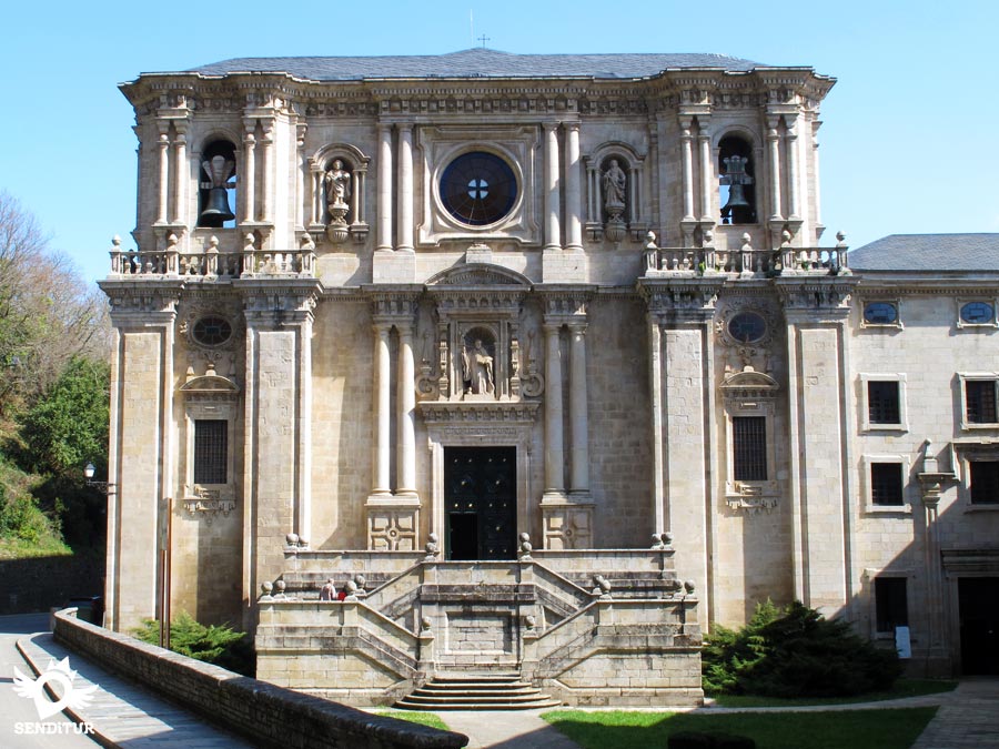 Puerta de la iglesia de La Abadía de Samos