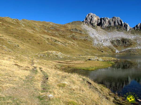 We go through the limits of the Pyrenean lake of Acherito