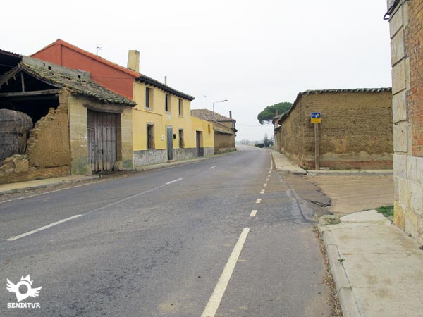 The variant arrives by the street on the right, joining the road with the usual route
