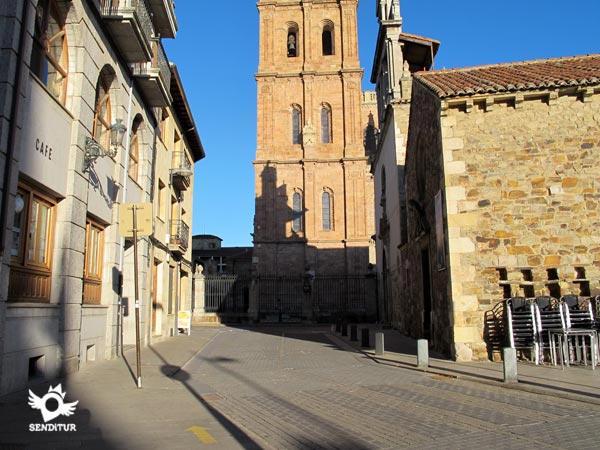 The itinerary goes towards the towers of the cathedral
