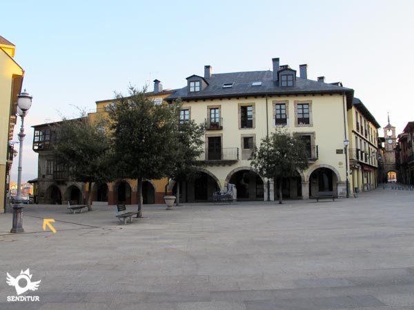 La etapa 21 Ponferrada-Villafranca del Bierzo del Camino Francés comienza por la calle de la izquierda de esta plaza