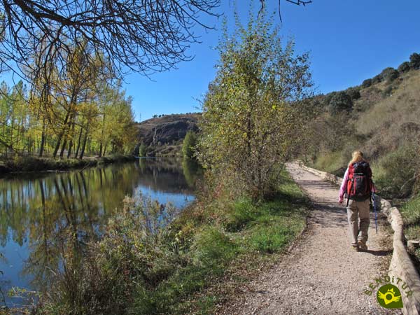 We continue along the right bank of the Duero River