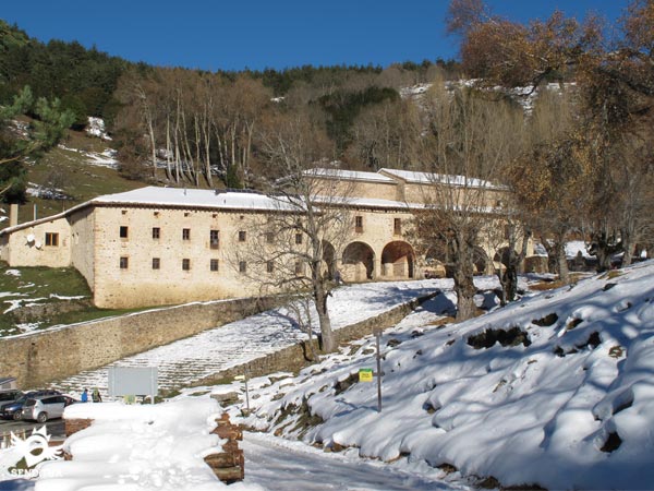Hermitage of Lomos de Orios and beginning of the path down to Puente Ra.